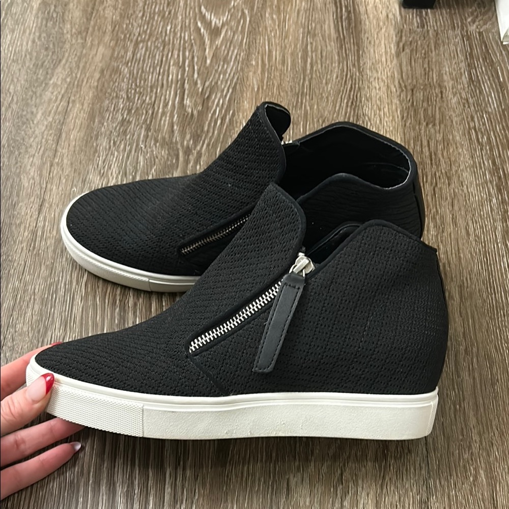 Steve Madden wedge Sneaker size 9 black.Worn a couple of times. Great condition!